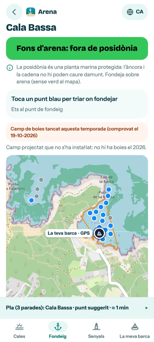 Captura d'Arena: fondeig a Cala Bassa amb l'avís de fons d'arena, fora de la posidònia